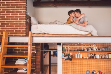gay çift yüz yüze yan yana yatarken