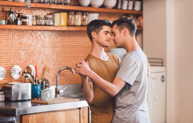 gay çift kol kol birlikte dans