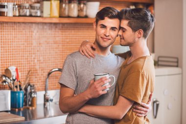 gay çift kol kola beraber ayakta