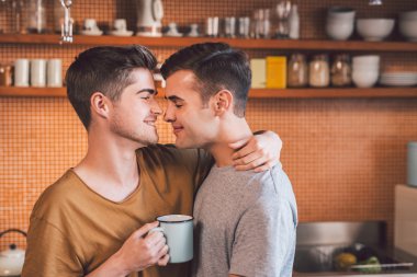 gay çift kol kol birlikte dans