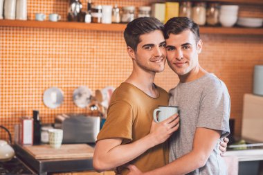gay çift kol kola beraber ayakta