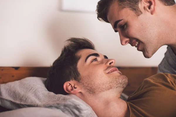 Pareja gay mintiendo cara a cara — Foto de Stock