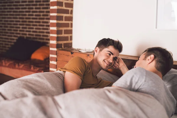 Homosexuální pár ležící tváří v tvář — Stock fotografie