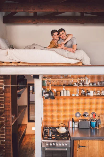 Pareja gay acostado en loft dormitorio — Foto de Stock