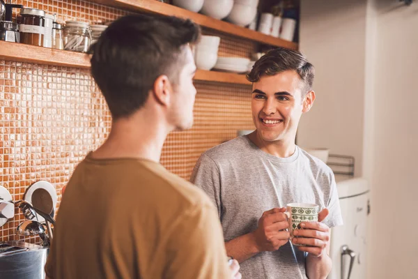 Gay pareja bebiendo café y hablando — Foto de Stock