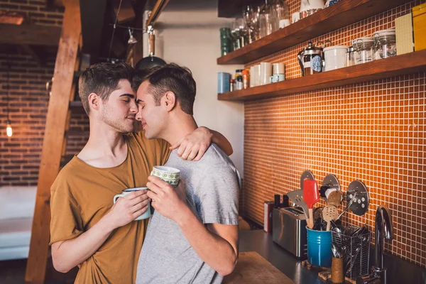 Gay casal dança braço no braço juntos — Fotografia de Stock