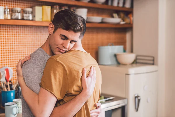 Gay couple câlin l 'autre avec les yeux fermé — Photo