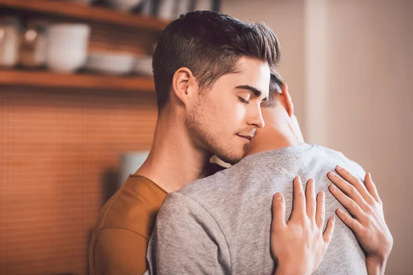 Gay couple câlin l 'autre avec les yeux fermé — Photo