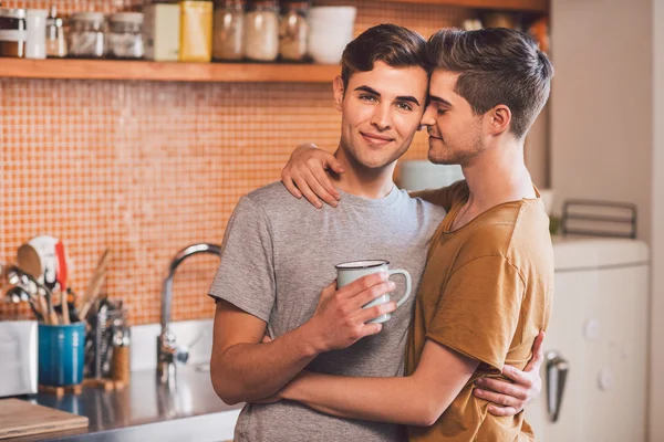 Gay couple debout bras dans bras ensemble — Photo