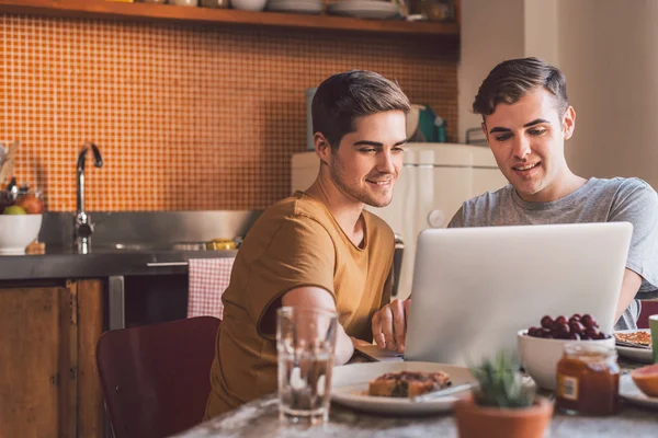 Gay couple eating breakfast together — Stock Photo, Image