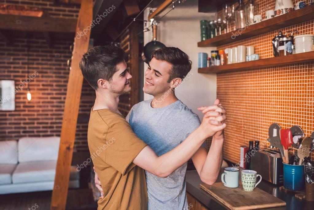 pareja de gay bailando