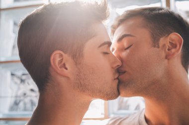 gay çift birbirlerine öpüşme