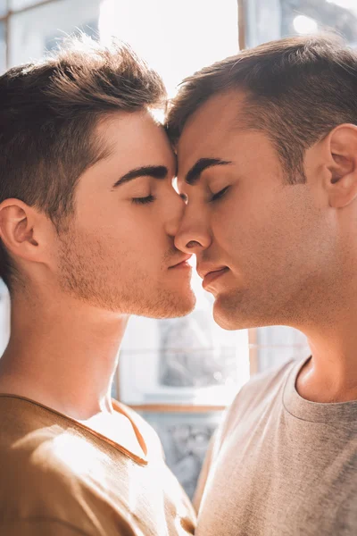 Gay couple standing close together — Stock Photo, Image