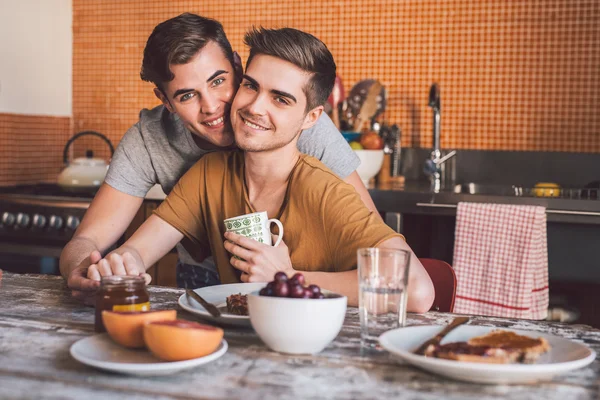 Gay couple eating breakfast together — Stock Photo, Image