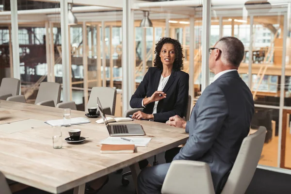 Pengusaha dan kolega mendiskusikan bisnis di kantor — Stok Foto