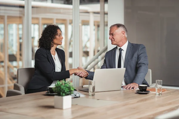 Businessman and young colleague shaking hands — Stock Photo, Image
