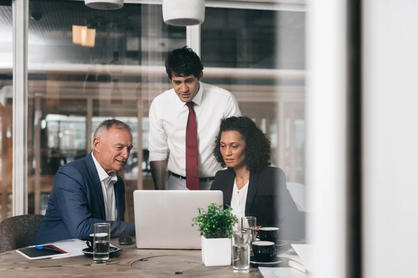 Business people talking together over laptop — Stock Photo, Image