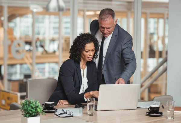 Businessman and colleague talking together in boardroom — Stock Photo, Image