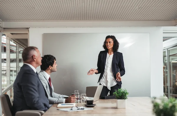 Affärskvinna som står i styrelserummet ger presentation — Stockfoto