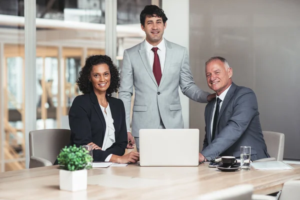 Gente de negocios trabajando juntos sobre el ordenador portátil — Foto de Stock