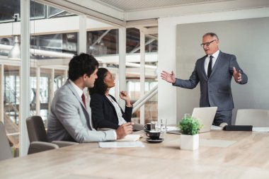 sunu boardroom ayakta işadamı