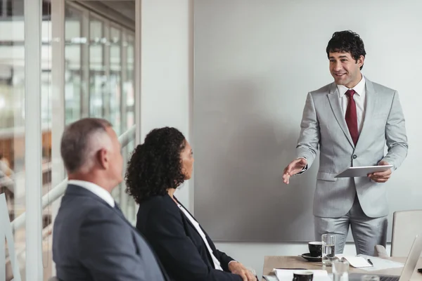 Uomo d'affari che presenta ai colleghi di lavoro — Foto Stock