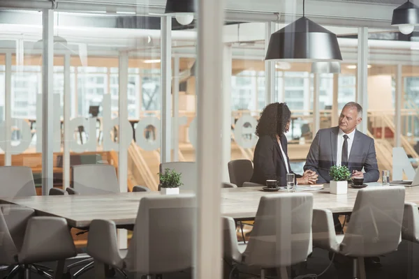 Zakenman en collega bespreken van business in kantoor — Stockfoto