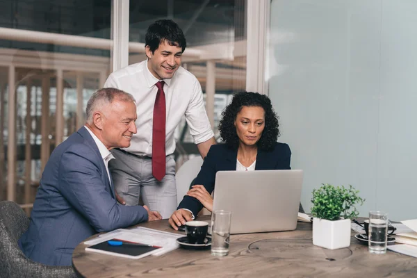 Business people talking together over laptop — Stock Photo, Image