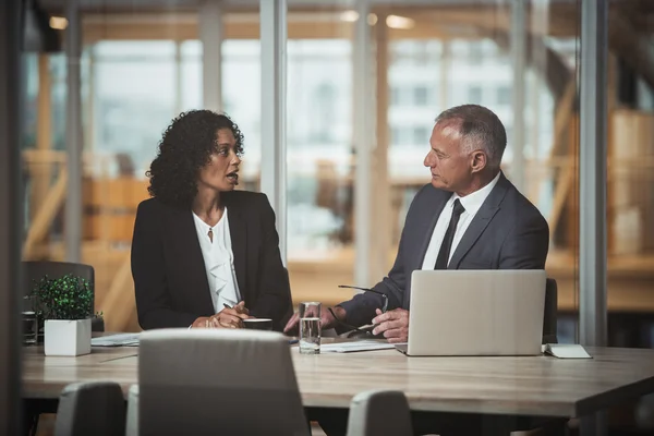 Geschäftsmann und Kollege diskutieren über Geschäfte im Büro — Stockfoto
