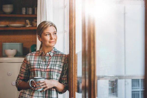 Mujer bebiendo taza de café — Foto de Stock