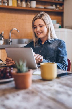 masada oturan ve tablet kullanarak kadın