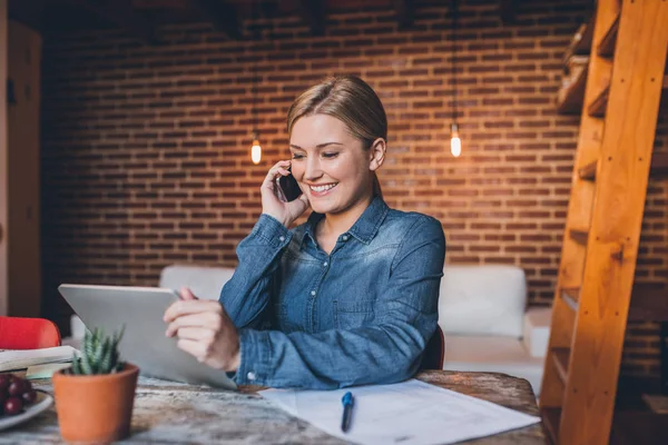 Vrouw praten over cellphone en het gebruik van Tablet PC — Stockfoto