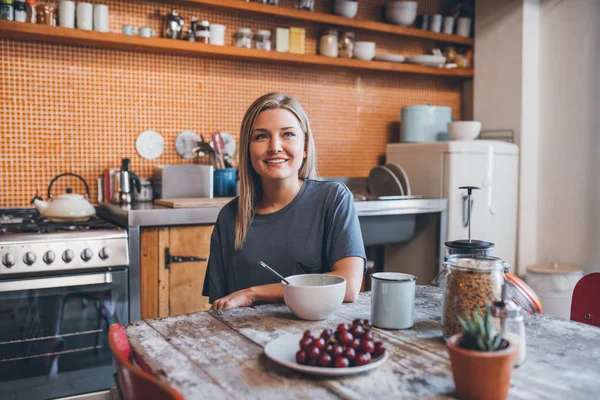 Mujer en cocina haciendo el desayuno — Foto de Stock