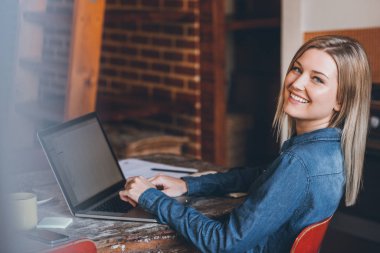 tetikte ve dizüstü kullanan kadın