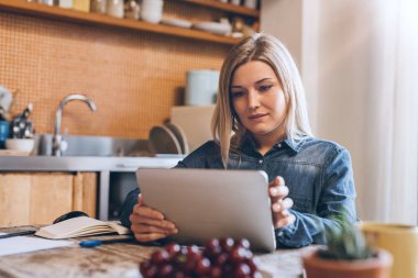 masada oturan ve tablet kullanarak kadın