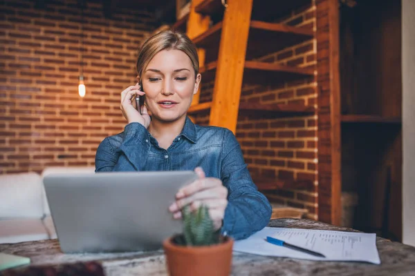 Kadın telefonda konuşurken ve tablet kullanma
