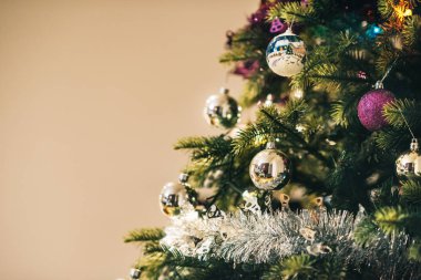 Noel ağacının dalları asılı süslemeleri