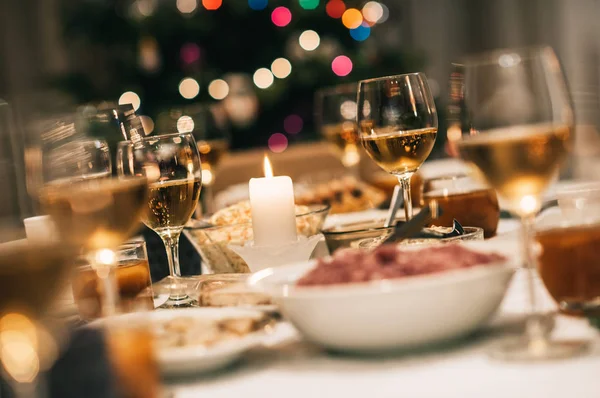 Esstisch voller festlicher Speisen — Stockfoto