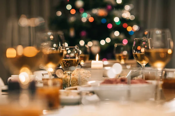 Table à manger pleine de nourriture festive — Photo