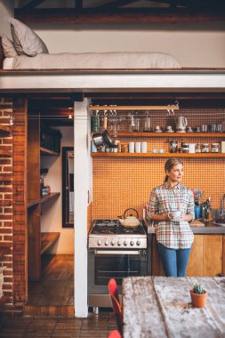 mutfakta kahve içme kadın