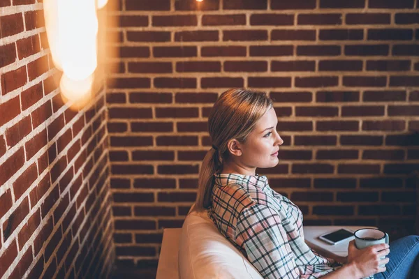 Vrouw diep in dacht dat zittend op de Bank — Stockfoto