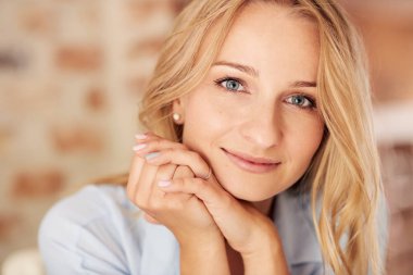 Kameraya bakarak çene ellerde kadınla