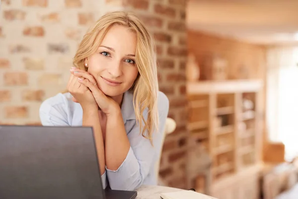 Vrouw met blonde haren zitten in de coffeeshop — Stockfoto