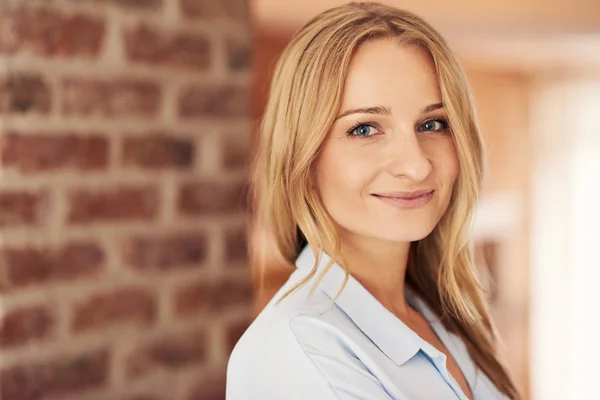 Blonde vrouw kijken camera — Stockfoto