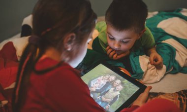 çocuklar dijital tablet kullanma