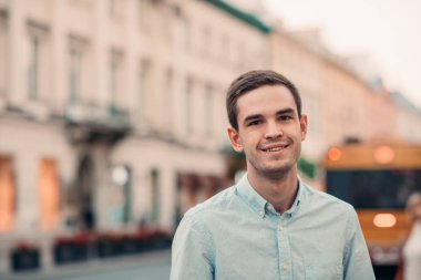 Gülümseyen ve kameraya bakarak adam