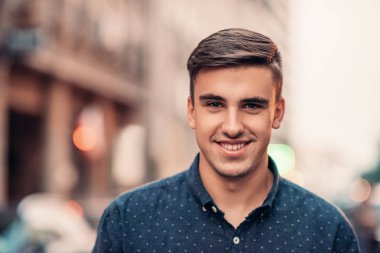 Gülümseyen ve kameraya bakarak adam