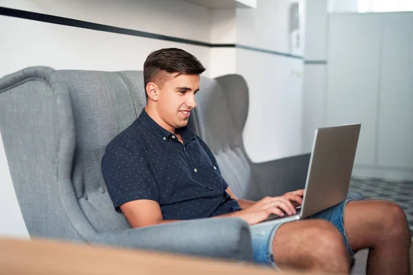 Man använder laptop på soffan — Stockfoto