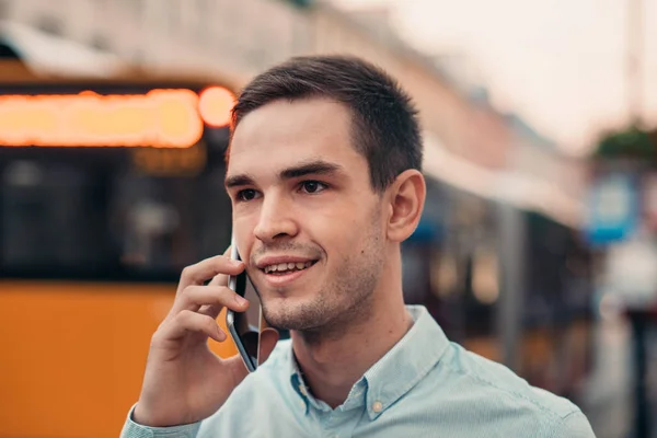 Hombre hablando en smartphone — Foto de Stock