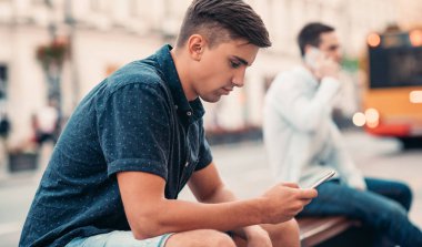 Akıllı telefon kullanan adam